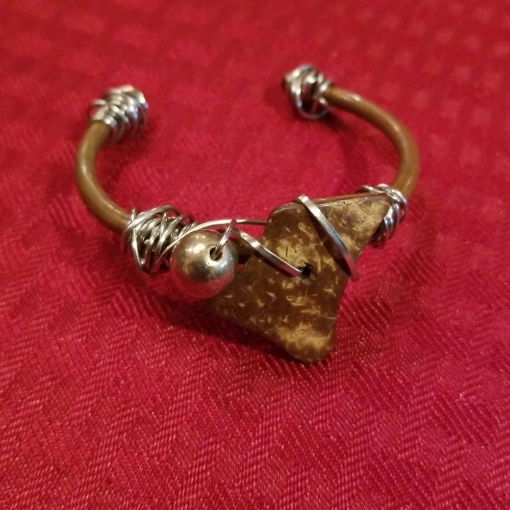 Intriguing bold cuff bracelet - Picture 4 of 5